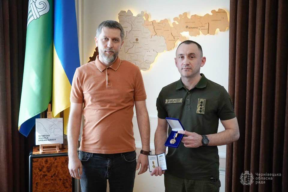 У Чернівецькій облраді подякували воїну за мужність